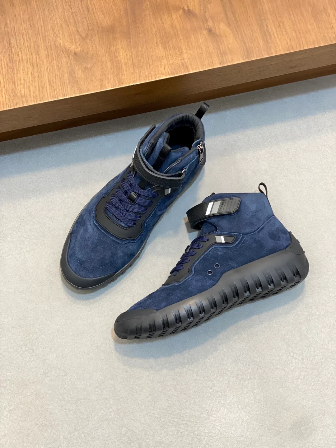 Men's shoes 💰860 Prada/Prada's new men's patchwork casual sports boots! The shoe's exquisite stitching outlines a unique geometric texture, and contemporary lines and details reinterpret the classic sports style. The upper is made of ultra-official material, and the lining is full cowhide. It is lightweight, breathable, practical and versatile. The tongue is decorated with the Prada Milano logo, and the logo print is embellished with the laces. It is paired with a 2.5cm two-color rubber sole to create a comfortable wearing experience. Comes with full set of original packaging dust bag! Size: 39-40-41-42-43-44 (45 customized) standard leather shoe size